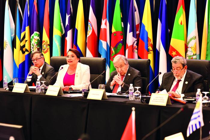 el primer ministro de San Vicente y las Granadinas, Ralph Gonsalves, transfirió la presidencia pro témpore de la Celac a Honduras, en la persona de la presidenta Xiomara Castro de Zelaya. foto: estudios revolución