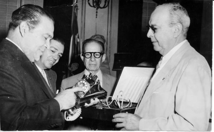 Obsequian al presidente Fulgencio Batista un teléfono de oro, como simbólico testimonio del leonino contrato con la emporesa yanqui Cuban Telephone Company, el 14 de marzo de 1957, autorizámdole a aumentar las tarifas. 