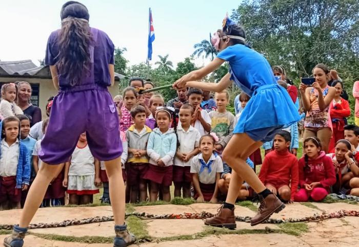 Teatro Adentro durante su presentación en Los Ranchos de Sabana, Maisí. Foto del autor