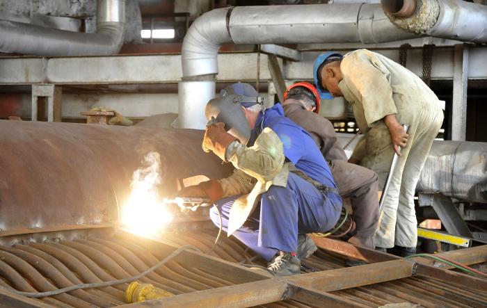 Visita realizada a la Refinería Ñico López.
Obreros de la institución reparan fluses de una caldera.