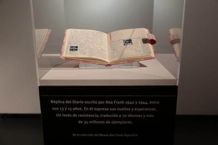 Ciudad de Buenos Aires. Junio 16 de 2016. Muestra de Ana Frank que se inasguro esta noche en la Usina del Arte.
 Foto Sandra Hernandez-gv/GCBA.-