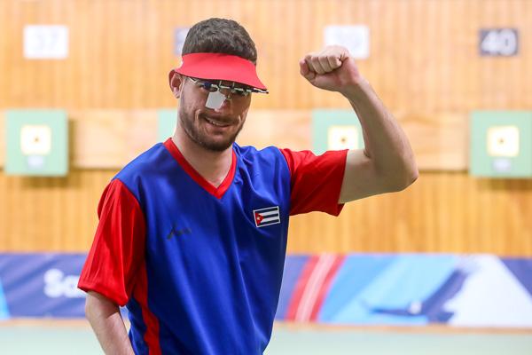 Di Angelo Loriga Rodríguez, de Cuba, posa tras ganar medalla  de plata en la pistola de aire a 10 metros en el Tiro  Deportivo de los VII Juegos Parapanamericanos Santiago 2023,