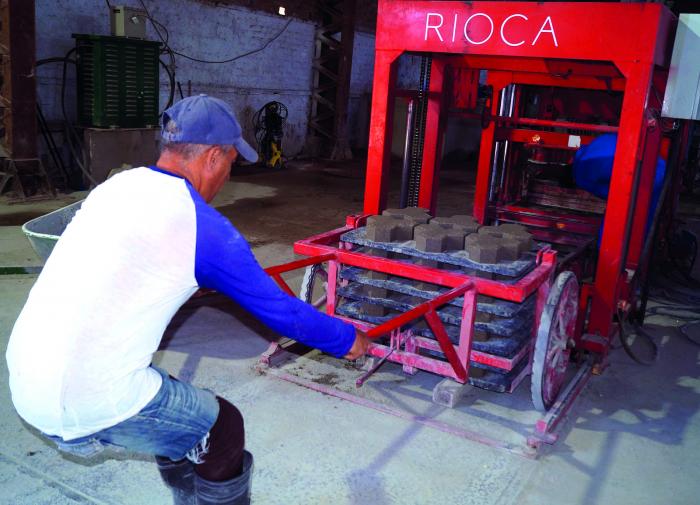 En cooperación con dos mipymes, se producen bloques y diversos materiales de construcción. Foto del autor