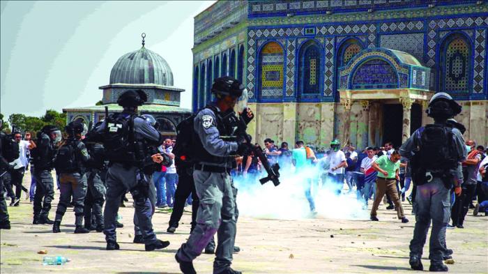 La policía de Israel impidió y golpeó a cientos de jóvenes palestinos a la entrada a la Explanada de la Mezquita, en la ocupada zona oriental de Jerusalén. 
FOTO: AGENCIA ANADOLU