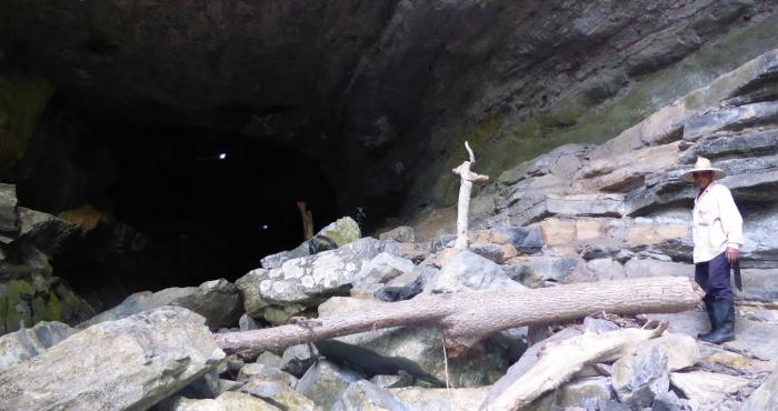 Cueva de la serranía pinareña, en la cual se encontró el esqueleto petrificado del ictiosaurio. 