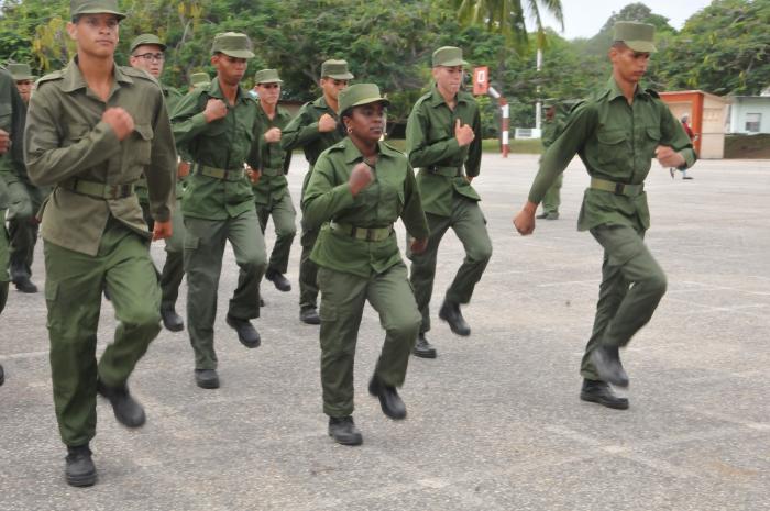 En la Escuela de Preparación, hembras y varones comparten el mismo rigor del entrenamiento y la disciplina militares. foto: Juan Carlos Dorado