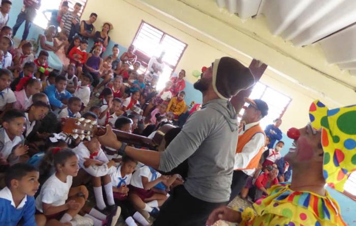 Claudio Casal, junto a otros payasos de Carpandilla, en La Carolina, Yateras.
FOTO DEL AUTOR