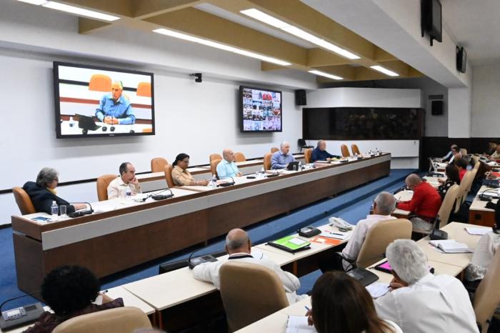 De gran importancia consideró Díaz-Canel educar para la comunicación, tanto a los directivos  y a la 
población. foto: Estudios Revolución