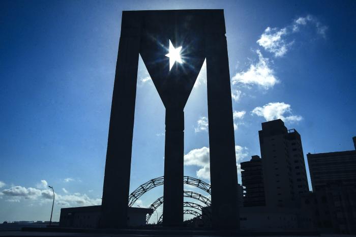 Monumento Bandera Cubana, frente a la Embajada de Estados Unidos, Malecon