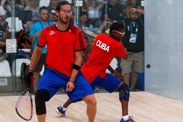 Maykel Moyet, de Cuba, compite frente a Felipe Camacho, de Costa Rica, durante la semifinal por equipos del raquetbol (M) de los XXIII Juegos Centroamericanos y del Caribe Barranquilla 2018.