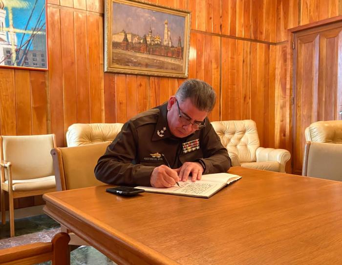 Firman libro de condolencias en la Embajada de la Federación de Rusia