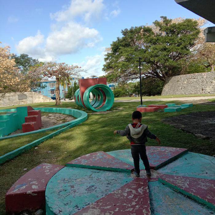 Parque infantil en 23, entre 30 y 32