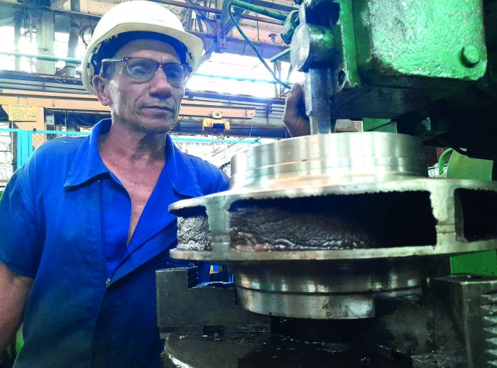 La calidad distingue las piezas procesadas por Roberto Rodríguez.iEste mecánico a también se ha destacado en la formación de operarios de máquinas herramientas. Foto Del autor