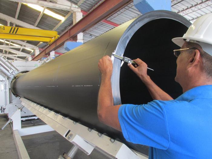 En la fábrica Ciegoplast también se producen piezas para suprimir salideros. foto: Ortelio Gonzalez Martínez 	