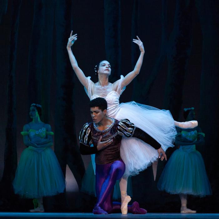 La primera bailarina y directora general del Ballet Nacional de Cuba, Viengsay Valdés, y el bailarín Ányelo Montero en el segundo acto de Giselle.