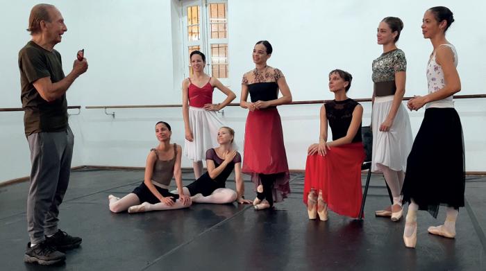 Alberto Méndez con bailarinas del bnc. FOTO: BNC