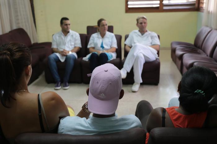 Cuando se requiere ingreso, existe la sala de tratamiento para adictos, que va mucho más allá de la desintoxicación. 