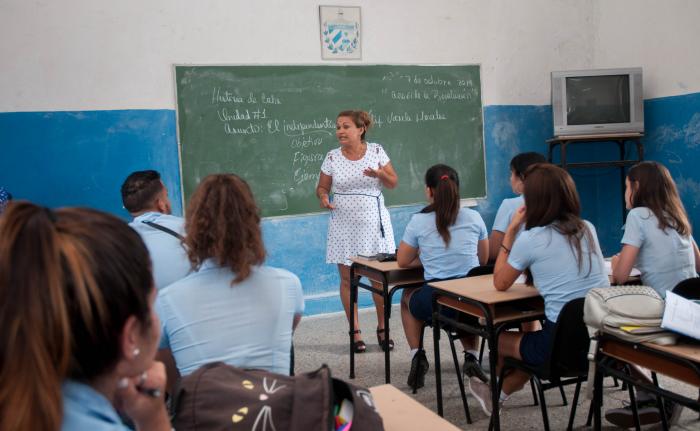 Idalmis Herrera Valero, Licenciada en Educación, especialidad de Marxismo Laninismo y Master en Ciencia de la Educación; Instituto Preuniversitario Saul Delgado, calle 25, e/ C y D, Vedado, Plaza.