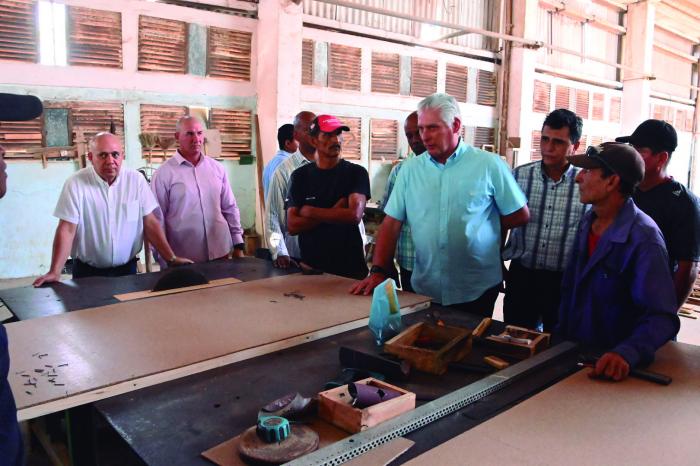 En la planta tunera de hacer tableros, Díaz-Canel reconoció «el empeño de un colectivo de trabajadores comprometidos». foto: Estudios Revolución
