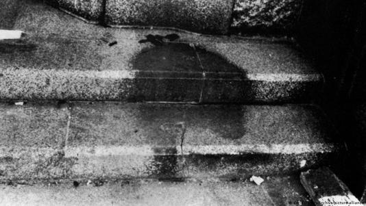 La sombra de un hombre de Hiroshima en los escalones de piedra de un banco local. 