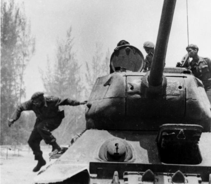 Fidel descendiendo del tanque T-34 en Playa Giron.
Foto: Tirso Martinez, abril de 1961.