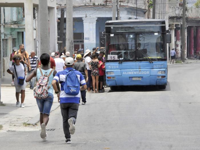 Entre las opiniones de la población es muy frecuente lo difícil que resulta coger guaguas, afirmó el Presidente cubano. FOTO: ISMAEL BATISTA RAMÍREZ