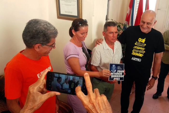 Premio a la innovación periodística Juan Antonio Borrego fue recibido por el colectivo del periódico Escambray. Ricardo Ronquillo Bello, Enrique Ojito