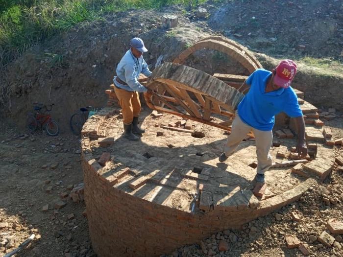 Construcción de un horno eficiente, que no requiere el empleo de combustible para lograr la producción de ladrillos. FOTO DE LA AUTORA