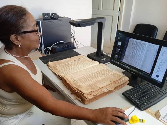 Los escáneres donados al país facilitan la digitalización de los libros de los registros públicos. foto: Mailenys Oliva