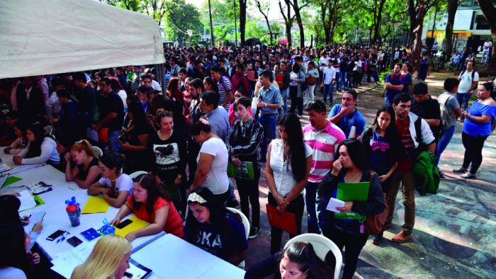 Todavía hoy la incertidumbre laboral pareciera ser una ecuación permanente de siglo a siglo. 