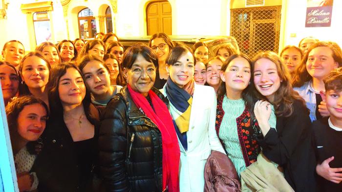 Viengsay Valdés junto a alumnos y profesores de la Especialidad de Danza Clásica del Conservatorio Profesional de Danza Maribel Gallardo, de Cádiz. Foto del autor