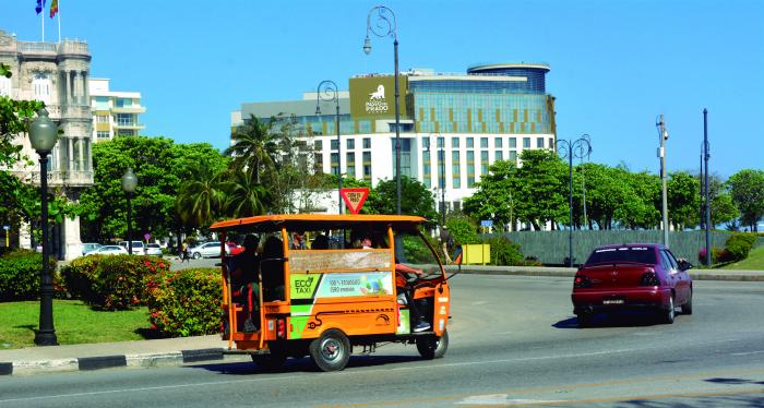 Ecotaxis por la avenida de las Misiones en La Habana Vieja.