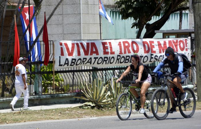 Ambientación por la fiestas del Primero de Mayo, Día Internacional de los Trabajadores.Laboratorio Roberto Escudero, en 20 de Mayo, Cerro