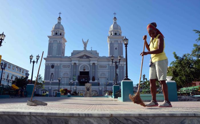 Los jardineros, operarios y guardaparques atienden los 204 parques y otros espacios públicos
santiagueros.
