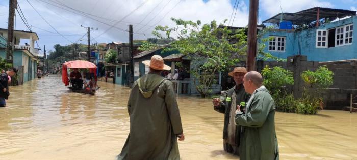 Una de las calles inundadas en Baracoa.