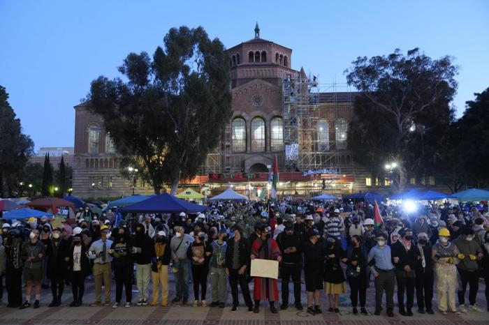Campus con manifestantes a favor de Palestina en Universidad de California, en Los Ángeles