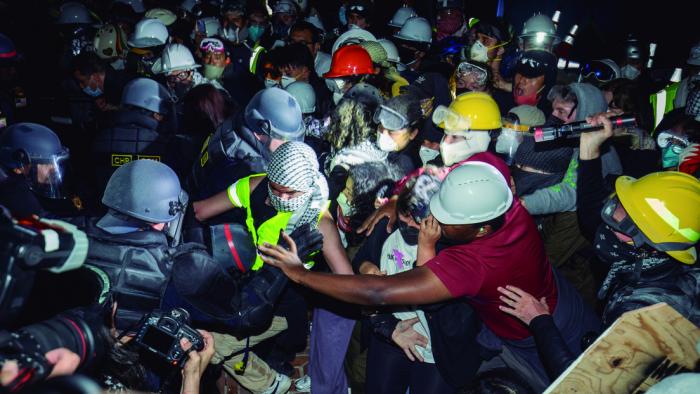 La Policía interviene en la manifestación propalestina de la Universidad de California. foto: ap