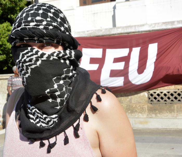 Acto de condena al genocidio de Israel contra el pueblo palestino en la escalinata de la Universidad de La Habana.