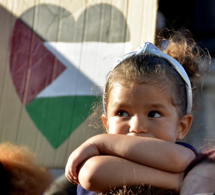Acto de condena al genocidio de Israel contra el pueblo palestino en la escalinata de la Universidad de La Habana.