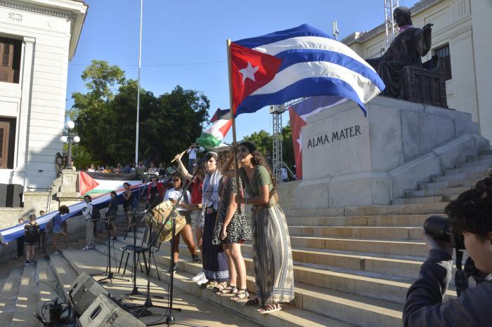 Acto de condena al genocidio de Israel contra el pueblo palestino en la escalinata de la Universidad de La Habana.