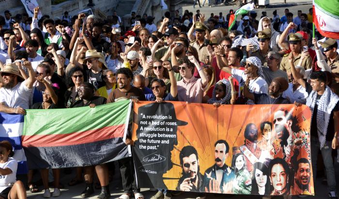 Acto de condena al genocidio de Israel contra el pueblo palestino en la escalinata de la Universidad de La Habana.