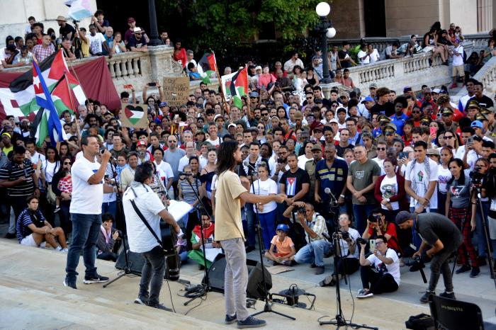 Acto de condena al genocidio de Israel contra el pueblo palestino en la escalinata de la Universidad de La Habana.