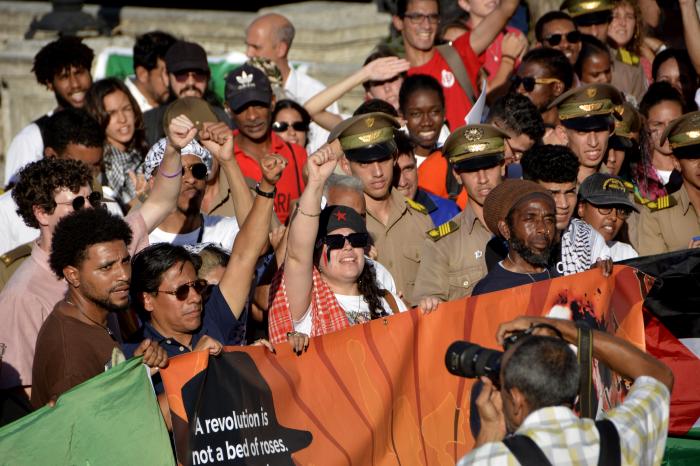 Acto de condena al genocidio de Israel contra el pueblo palestino en la escalinata de la Universidad de La Habana.