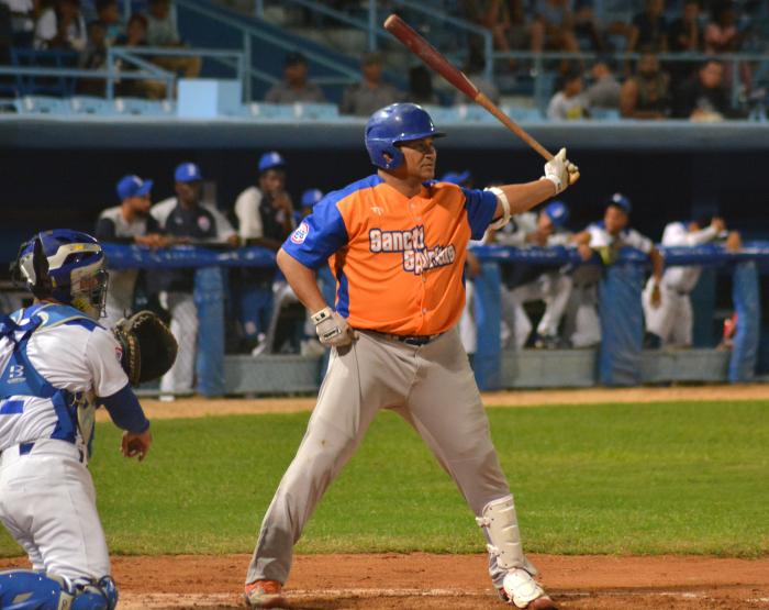 Frederich Cepeda sigue imponiendo su ley en la pelota cubana. FOTO: Ricardo López Hevia