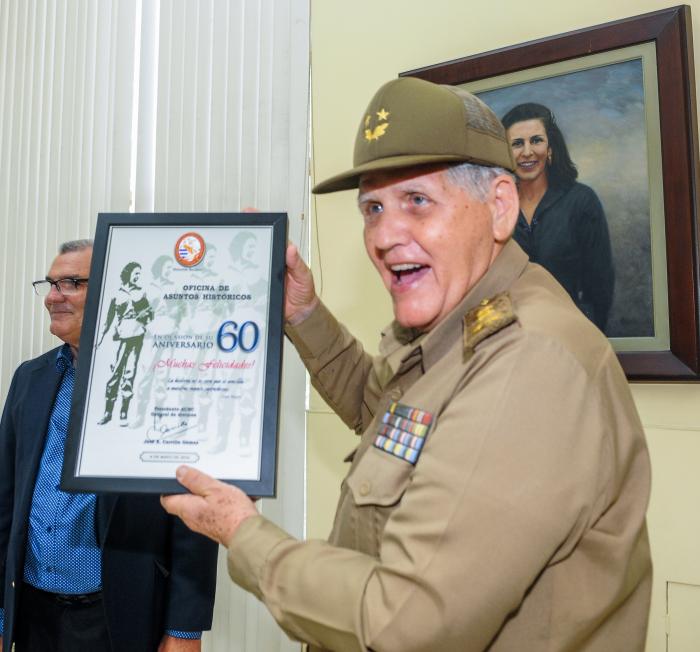 Acto por el Aniversario 60 de la Oficina de Asuntos Históricos del Consejo de Estado, Presidido por, los Comandantes de la Revolución, Ramiro Valdés Menéndez y Guillermo García, el Vicepresidente de la república de Cuba, Salvador Valdés Mesa, el Primer Ministro y Manuel Marrero Cruz, el General de División, José Antonio Carrillo, Presidente de la Asociación de Combatientes entrega reconocimiento
