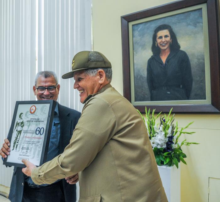 Acto por el Aniversario 60 de la Oficina de Asuntos Históricos del Consejo de Estado, Presidido por, los Comandantes de la Revolución, Ramiro Valdés Menéndez y Guillermo García, el Vicepresidente de la república de Cuba, Salvador Valdés Mesa, el Primer Ministro y Manuel Marrero Cruz, el General de División, José Antonio Carrillo, Presidente de la Asociación de Combatientes entrega reconocimiento