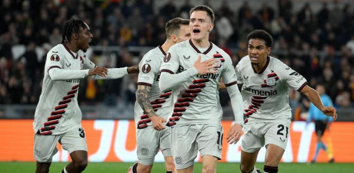 Bayer Leverkusen derrotó 2-0 a la Roma en la ida de las semifinales de la Europa League. Florian Wirtz (centro), del Bayer Leverkusen