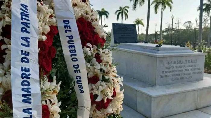 HOMENAJE A MADRES CUBANAS
