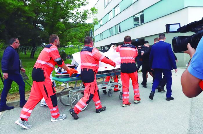 Cinco balazos en el cuerpo, casi a quemarropa, pretendían acabar con la vida del Primer Ministro eslovaco, hoy hospitalizado en estado grave. foto: jan kroslak
