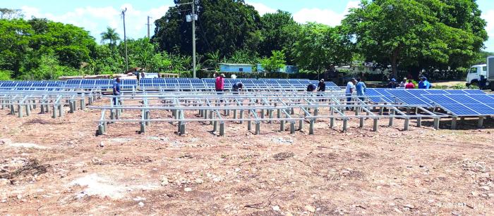 Instalación de los paneles fotovoltaicos para las estaciones de bombeo en el poblado de Baire, municipio de Contramaestre. Foto del autor
